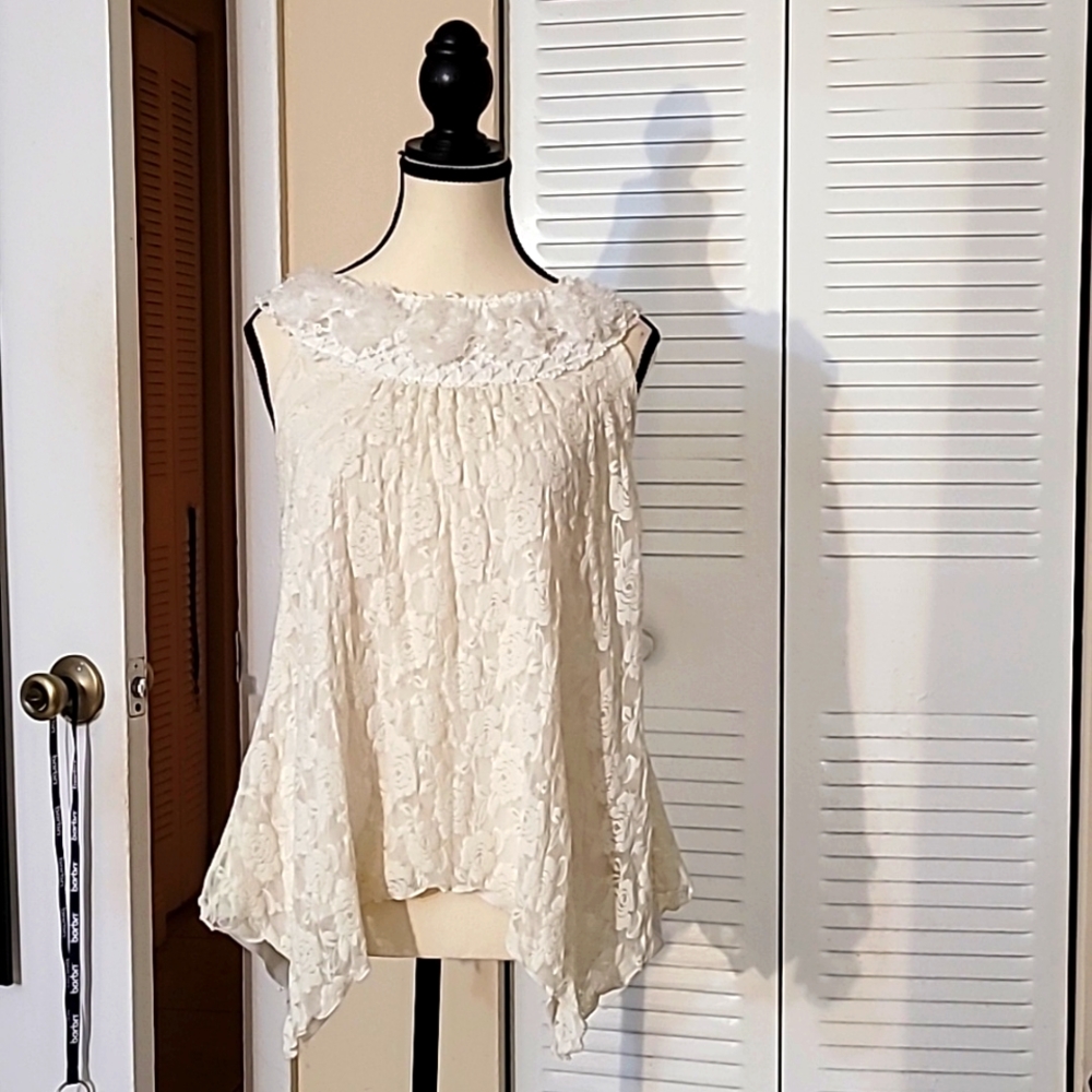 White/off-white Woman's Size Small lace with flower neckline flowy top - CDW Inc